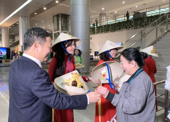 Phó Chủ tịch UBND TPHCM Dương Anh Đức tặng quà cho du khách